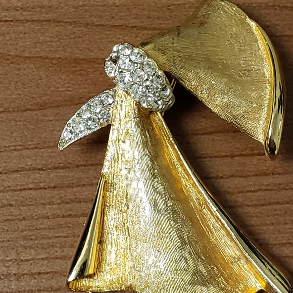 BSK Gold Angel Brooch with Crystals - Picture 1 of 4